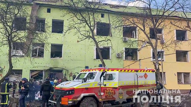 Rusi od Ukrajine zahtevajo, da njeni vojaki odložijo orožje. FOTO: Handout/Afp
