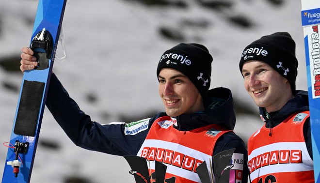 Timi Zajc in Žiga Jelar zlepa ne bosta pozabila minulega sanjskega konca tedna v Oberstdorfu. FOTO: Christof Stache/AFP
