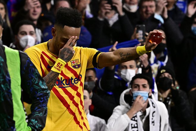 Pierre-Emerick Aubameyang proslavlja enega od dveh golov na zelenici velikega rivala. FOTO:&nbsp;Javier Soriano/AFP
