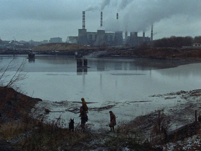 Piknik na robu ceste je v izvirniku izšel leta 1972 in navdihnil kultni film Stalker Andreja Tarkovskega, danes pa velja za eno najboljših del znanstvene fantastike. FOTO: promocijsko gradivo
