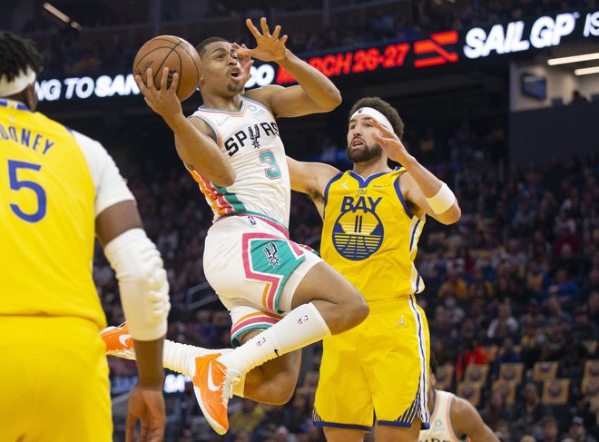 Branilec San Antonia Keldon Johnson je v San Franciscu švigal med domačimi tekmeci, ki so brez prvega ostrstrelca Stepha Curryja kar v težavah. FOTO: D. Ross Cameron/Usa Today Sports
