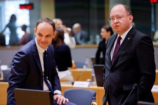 Po besedah zunanjega ministra Anžeta Logarja (levo, ob njem njegov romunski kolega Bogdan Aurescu) bi Slovenija lahko nadomestila ruski plin in nafto. FOTO:&nbsp;Johanna Geron/Reuters
