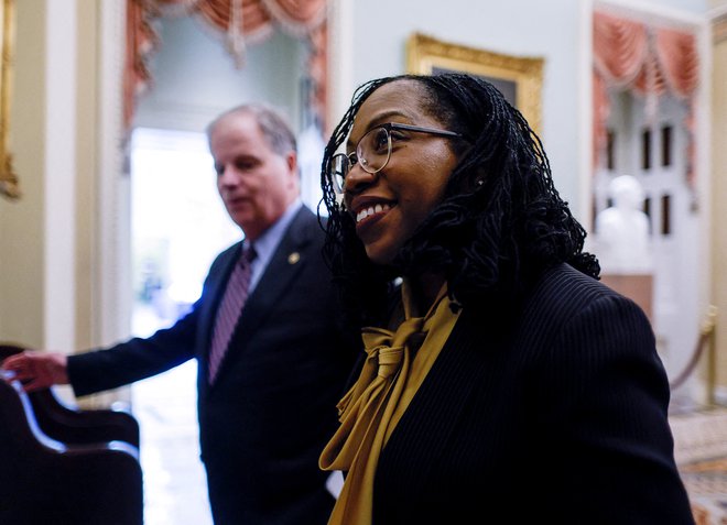 Senatni odbor za pravosodje je začel zasliševati kandidatko demokratskega predsednika za vrhovno sodnico Ketanji Brown Jackson. &nbsp;&nbsp;&nbsp;&nbsp;&nbsp;&nbsp; &nbsp;&nbsp;&nbsp;&nbsp;&nbsp;&nbsp; Foto Jonathan Ernst/Reuters
