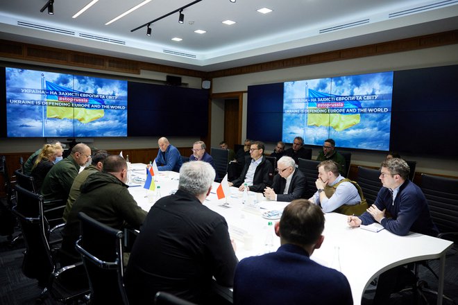 O vrnitvi slovenskih diplomatov v Kijev je predsednik vlade Janez Janša začel govoriti prejšnji teden po svojem obisku ukrajinske prestolnice. FOTO: Reuters
