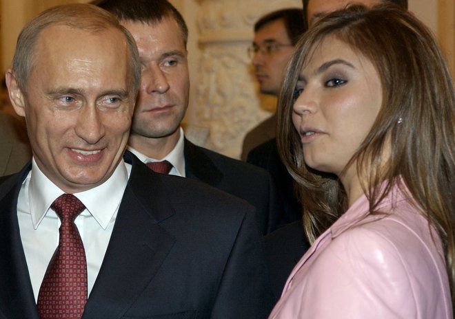 Sta ali nista? Govorice o zvezi med Alino Kabajevo in Vladimirjem Putinom nikakor ne potihnejo, domnevni par naj bi imel celo štiri otroke. FOTO: Predsedniški tiskovni urad
