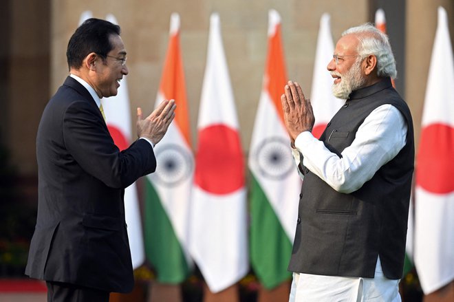 Japonski premier Fumio Kišida se je v New Delhiju z indijskim kolegom Narendro Modijem pogovarjal o Ukrajini in Kitajski. FOTO: Jewel Samad/AFP
