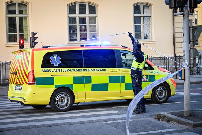 Na srednjo šolo Latinskola je sicer zvečer prihitelo več policijskih in reševalnih vozil in omenjeni ženski so prepeljali v bolnišnico, a sta očitno kasneje podlegli poškodbam. FOTO: Johan Nilsson/AFP
