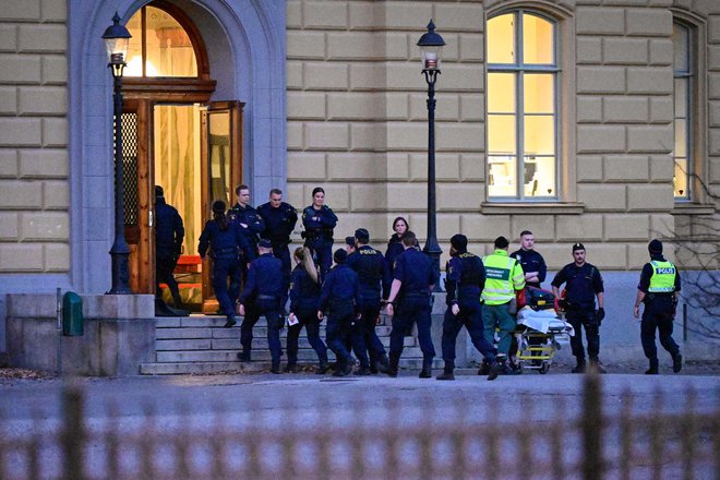 Policjaj uradno še ni razkrila, kaj se je včeraj pozno zvečer dogajalo na šoli. FOTO: Johan Nilsson/AFP
