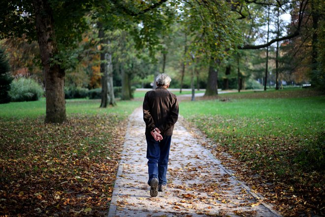 Znanstveniki so izvedli vrsto poskusov, v katerih je sodelovalo 22 zdravih mladih ljudi. Udeleženci so morali bodisi hoditi po tekalni stezi bodisi sedeti. FOTO: Matej Družnik/Delo
