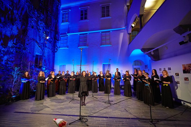 Zbor se je pred tremi desetletji v enem zamahu povzpel v sam vrh slovenskega zborovskega sveta in tam vztraja (fotografija s koncerta po sproščanju ukrepov junija 2021). FOTO:&nbsp;Janez Kotar
