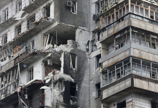 Ruska vojska uničuje civilne objekte drugega za drugim. FOTO: Alexander Ermochenko/Reuters
