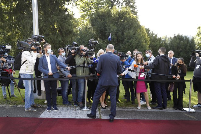 Z ostrimi in kritičnimi izjavami glede vojne v Ukrajini se predsednik vlade precej uspešno bojuje za pozornost medijev v Evropi in doma. FOTO: Leon Vidic
