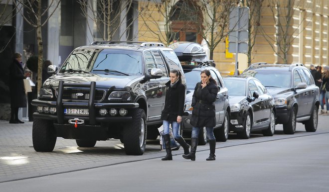 Ruski turisti so se v Ljubljano pripeljali tudi s prestižnimi vozili s srbskimi registrskimi tablicami in so veljali za petične goste. FOTO:&nbsp;Suhadolnik Jože/Delo
