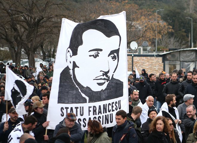 Yvan Colonna je mrtev, &raquo;francoska država&laquo; pa, kot so zatrdili korziški protestniki, &raquo;morilska&laquo;. FOTO: Pascal Pochard/AFP
