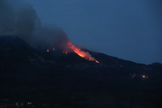 Gozdni požar nad Ajdovščino se je vnel v nedeljo. FOTO: Marko Feist
