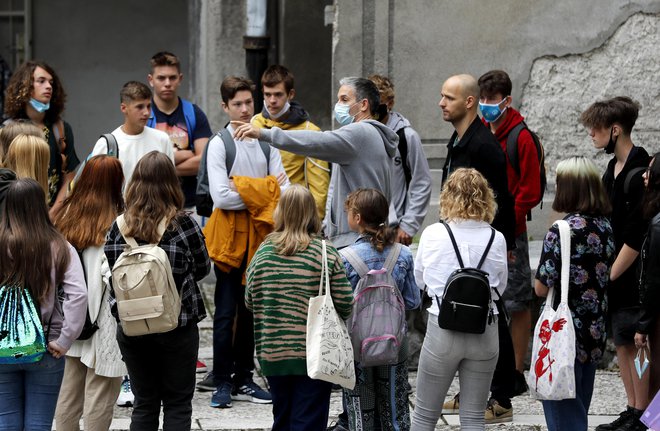 Na srednjo šolo je včasih težko priti, sploh če si to želi tudi veliko sovrstnikov s samimi peticami, ki jih je v teh časih veliko. FOTO: Matej Družnik/Delo
