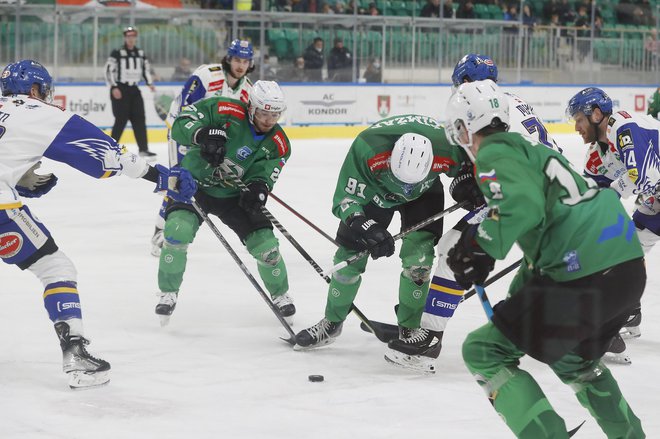 Ljubljančani so se na nedeljskem obračunu v Hali Tivoli rešili pred izpadom in si priigrali&nbsp;odločilno sedmo tekmo. FOTO: Leon Vidic/Delo
