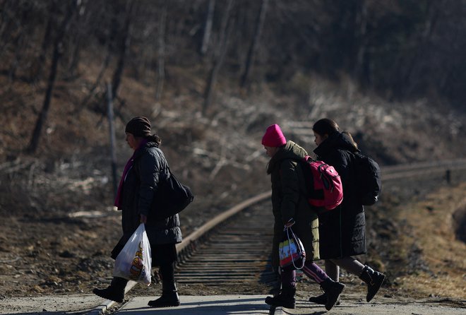 Begunci iz Ukrajine beže v sosednje države. FOTO: Hannah Mckay/Reuters
