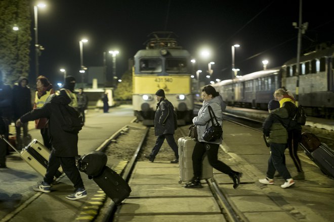 Begunci na železniški postaji Zahony ob ukrajinski meji. FOTO: Jure Eržen/Delo
