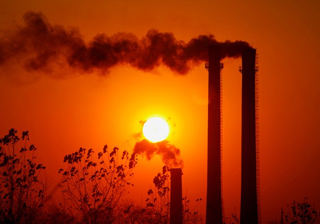 Od črpališč nafte in rafinerij do avtomobilov, vsi onesnažujejo zrak, vode in tla.&nbsp;&nbsp;FOTO: Sean Yong/Reuters
