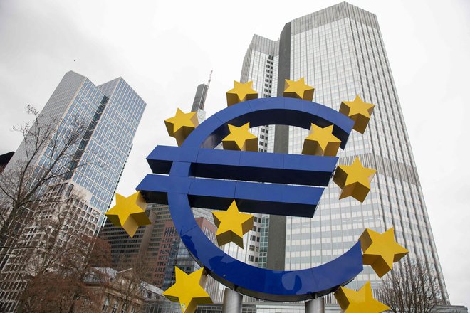 ECB in OECD sta ta mesec že prilagodili gospodarske napovedi novim razmeram, v kratkem bo svoje nove projekcije in pomladansko napoved&nbsp;predstavil tudi Umar. Foto Andre Pain Afp
