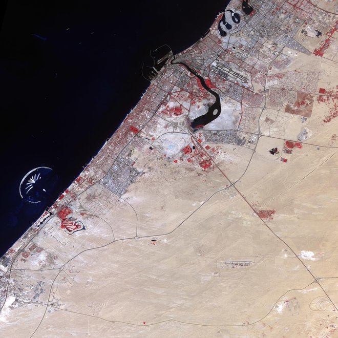 Dubaj leta 2000 (posnetek satelita Terra). FOTO: Nasa
