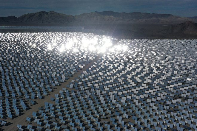 Fotovoltaika spada med zelene tehnologije, s katerimi se lahko borimo proti podnebnim spremembam. Znanstveniki se trudijo, da bi še izboljšali učinkovitost sončnih celic, hkrati pa iščejo načine, kako bi pridobljeno energijo shranjevali. Na fotografiji je največja sončna elektrarna na svetu, v puščavi Mojave v Kaliforniji. FOTO: Bing Guan/Reuters
