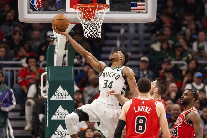 Giannis Antetokounmpo se je izkazal ob zmagi Milwaukeeja proti Chicagu. FOTO: Jeff Hanisch/USA Today Sports
