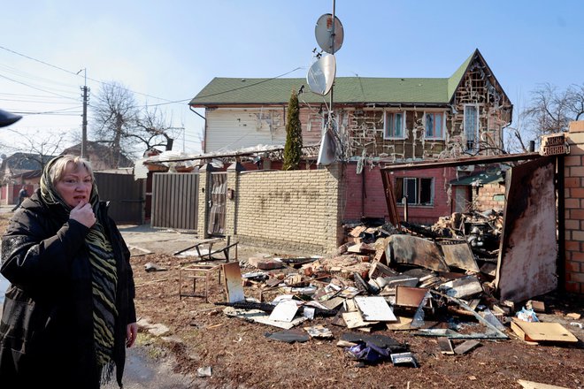 Kljub temu, da se predstavniki obeh strani vsak dan pogajajo, so nekatera ukrajinska mesta čedalje bolj opustošena. Na fotografiji porušena hiša v Kijevu. FOTO:&nbsp;Serhij&nbsp;Nužnenko/Reuters
