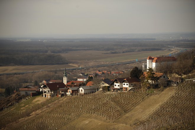 Okolica Lendave vedno deluje umirjeno, skorajda zaspano, a na tem dvojezičnem območju je od nekdaj zelo živahno kulturno, družbeno in gospodarsko dogajanje. FOTO: Jure Eržen
