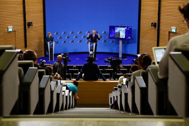 &raquo;Rusija mora razumeti, da jedrske vojne ne bi smelo biti in da v njej nikoli ne more zmagati,&laquo; je povedal generalni sekretar Nata Jens Stoltenberg. FOTO: Gonzalo Fuentes/Reuters
