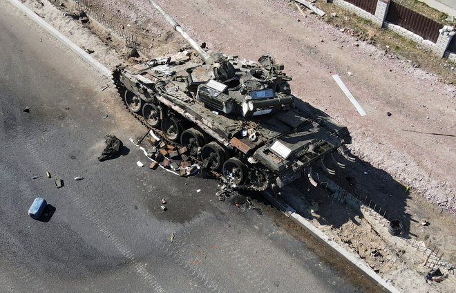 Uničeni ruski tank&nbsp;T-72B3 v bližini Kijeva. Foto: Reuters
