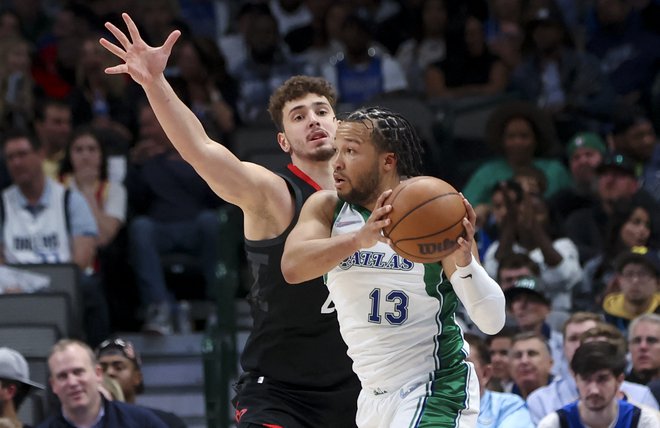 Dallasov organizator igre Jalen Brunson je odlično nadomestil odsotnost Luke Dončića. Teksašani so ostali v bitki za četrto mesto v zahodni konferenci NBA. FOTO: Kevin Jairaj/Usa Today Sports
