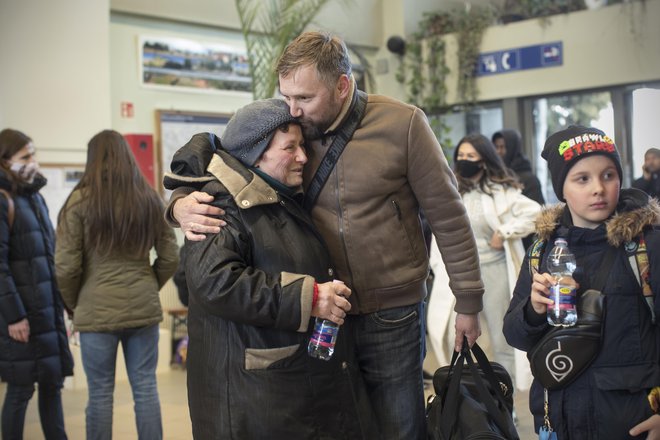 Begunci na železniški postaji Zahony, ob ukrajinski meji. FOTO: Jure Eržen/Delo
