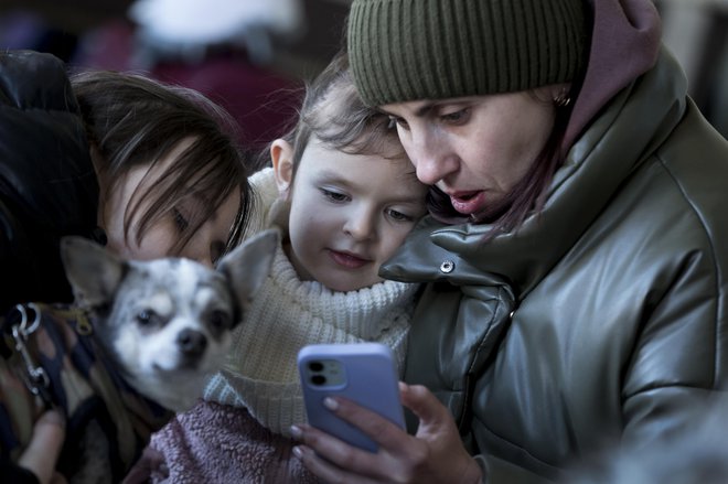 Begunci na železniški postaji Keleti. FOTO: Jure Eržen/Delo
