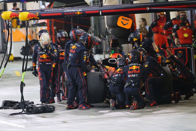 Max Verstappen je predčasno končal dirko v Bahrajnu. FOTO: Giuseppe Cacace/AFP
