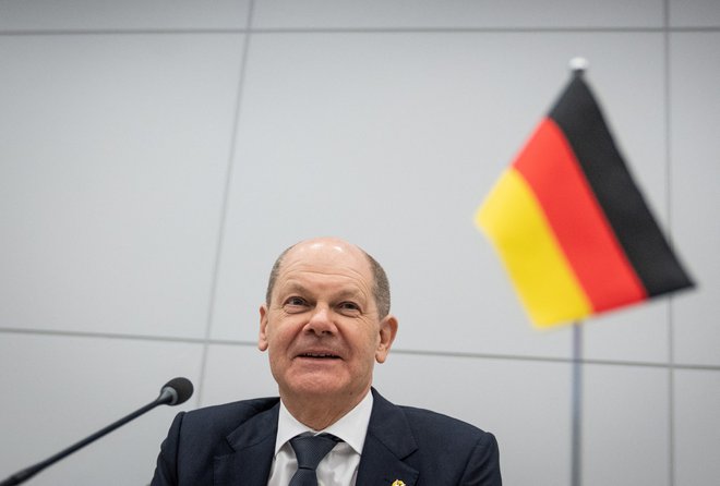 Nemkki kancler Olaf Scholz ob začetku vrha G7 v Bruslju. FOTO: Michael Kappeler/REUTERS
