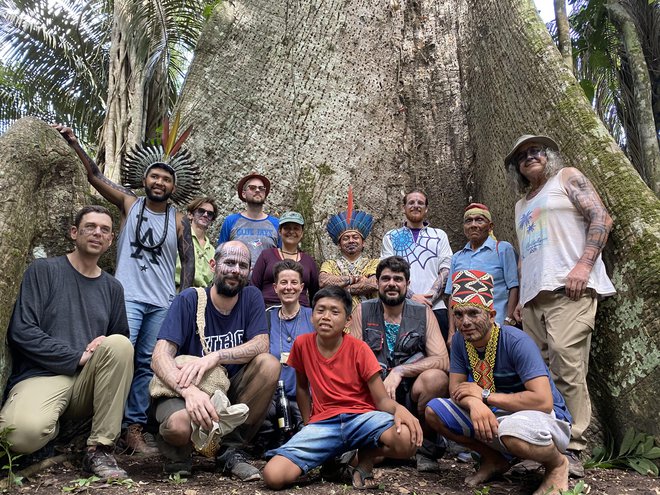 Ko so člani kolektiva Gesturing Towards Decolonial Futures leta 2020 v amazonskem pragozdu obiskali ljudstvo Huni Kui, so tudi njim naredili telesne poslikave. &raquo;Kot sem razumel, so nam s tem želeli pokazati, da smo povezani z njimi,&laquo; pojasnjuje Rene Suša (drugi z leve). FOTO: osebni arhiv R. S.
