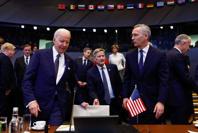 Generalni sekretar Nata Jens Stoltenberg (na desni) je ocenil, da je bila dosedanja pomoč Ukrajini učinkovita, Joe Biden pa je prepričan, da je Nato »danes močnejši kot kadarkoli prej«. FOTO: Gonzalo Fuentes/Reuters
