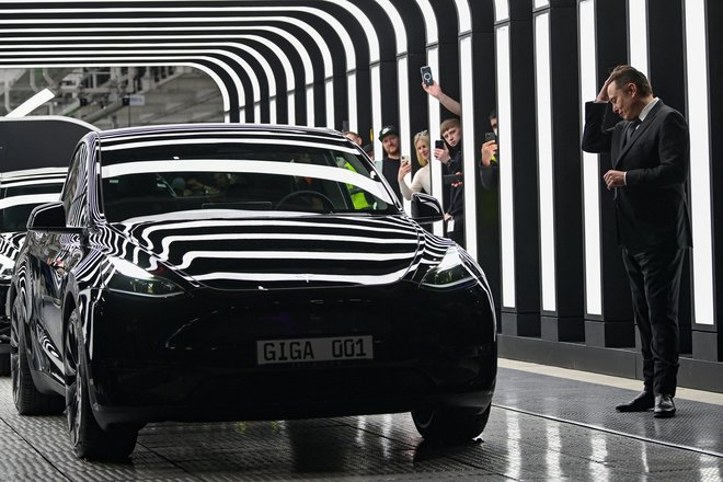 Tovarna v Berlinu, ki so jo uradno odprli te dni, je pomemben korak podjetja Tesla na poti do množične proizvodnje električnih avtomobilov.
A Elona Muska (na fotografiji ob modelu Y) čaka še veliko dela. FOTO:&nbsp; Patrick Pleul/Reuters
