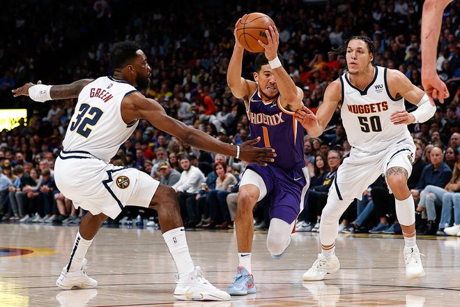 Branilec Phoenixa Devin Booker (v sredini) je bil neustavljiv za Denver in za Jeff Greena (levo) ter Aarona Gordona. FOTO: Isaiah J. Downing/Usa Today Sports
