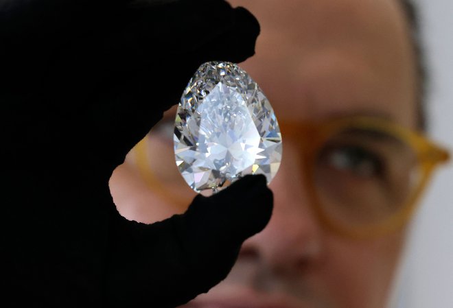 V dražbeni hiši Christie&#39;s v Dubaju je na ogled velikanski diamant z vzdevkom &raquo;The Rock&laquo;. 228,31-karatni dragulj hruškaste oblike, ki so ga pred več kot 20 leti izkopali in obrusili v Južni Afriki, je največji beli diamant, ki je kdajkoli prišel na dražbo. Po Dubaju, kjer bo razstavljen od 26. do 29. marca, bo &raquo;The Rock&laquo; potoval v Tajpej, New York in Ženevo, kjer naj bi na dražbi 11. maja zanj iztržili do 30 milijonov dolarjev. Foto: Karim Sahib/Afp
