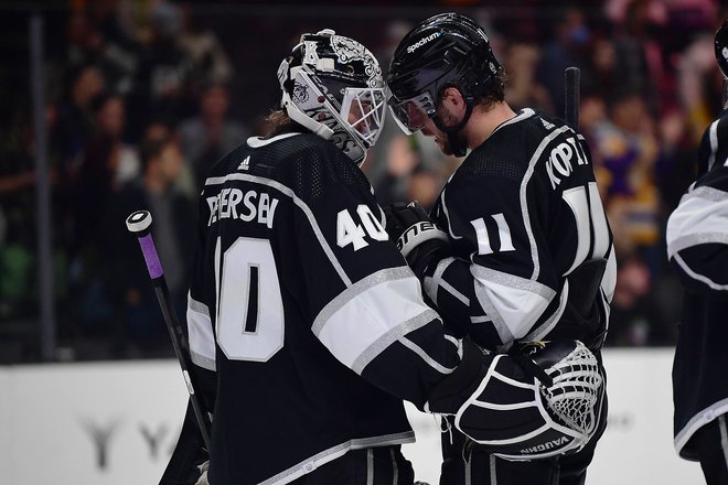 Vratar moštva Los Angeles Kings Cal Petersen in Anže Kopitar nista našla načina, kako bi se pri kazenskih strelih jeziček na tehtnici nagnil na domačo stran. FOTO: Gary A. Vasquez/Usa Today Sports
