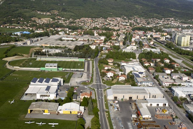 V Ajdovščini so za podjetja uredili, komunalno opremili in po sprejemljivih cenah prodali približno za 15 hektarov zemljišč. FOTO: Marko Feist/Delo
