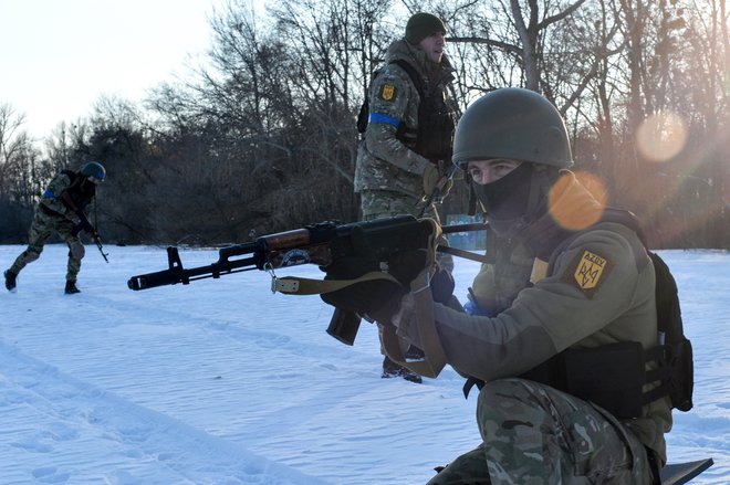 Ukrajinski bataljon Azov v Harkovu, fotografija je bila posneta 11. marca letos. FOTO: Sergej Bobok/AFP
