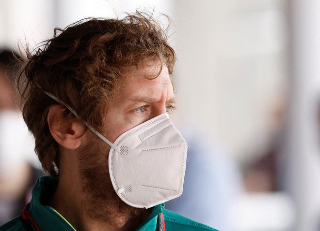 Sebastian Vettel zaradi okužbe še ne sme dirkati. FOTO: Albert Gea/Reuters
