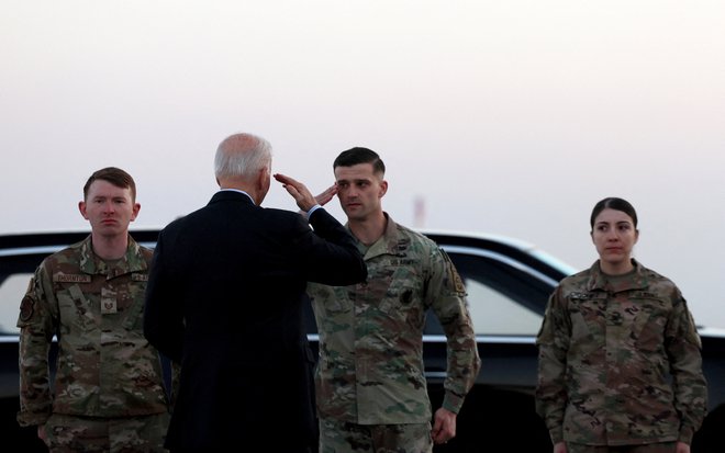 Joe Biden pred vkrcanjem na predsedniško letalo Air Force One

Foto Evelyn Hockstein/Reuters
