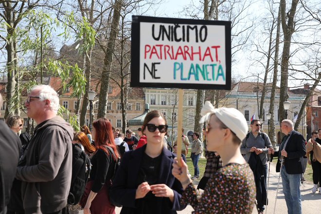 Protestu se je pridružilo tudi nekaj strank. FOTO: Črt Piksi/Delo
