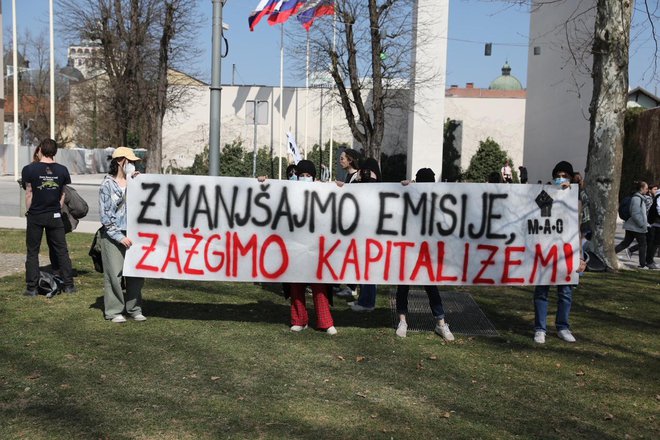 Mladi pravijo, da bodo na ruševinah kapitalizma zgradili boljšo družbo. FOTO: Črt Piksi/Delo
