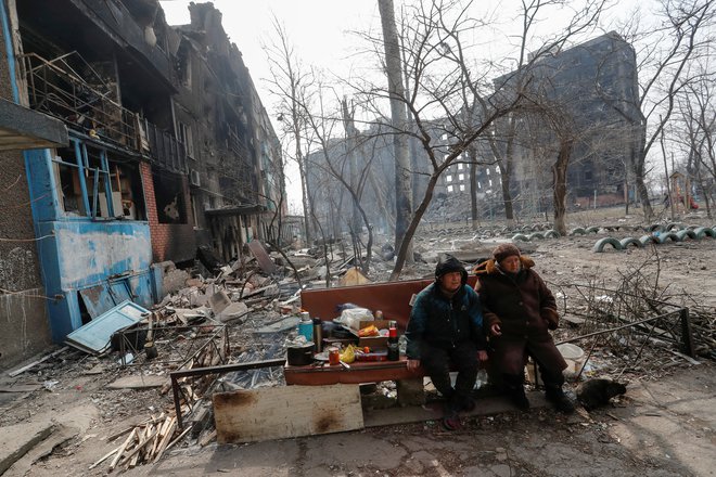 Mariupolj danes. 76-letna Ljubov Ostranica in 60-letna Svetlana Mečetnaja sta ostali v mestu, zatočišče sta si poiskali v kleti uničenega stanovanjskega bloka. FOTO: Aleksander Ermočenko/Reuters
